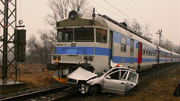 Nehoda, pi které v Prostjov vlak srazil na pejezdu se svtelnou výstrahou auto. idi po pevozu do nemocnice zemel.