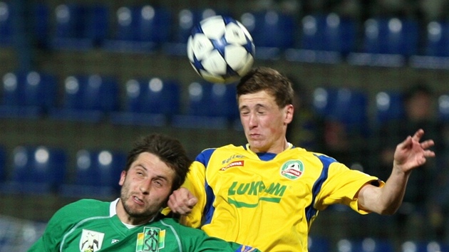 Zlínský Tomáš Hájek hlavičkuje v duelu se Sokolovem. Zlínský Tomáš Hájek hlavičkuje v duelu se Sokolovem.