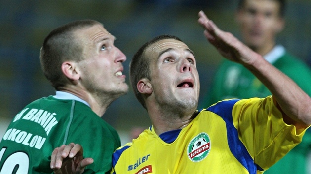 Zlínský Filip Novák (vpravo) hlavičkuje v duelu se Sokolovem. Zlínský Filip Novák (vpravo) hlavičkuje v duelu se Sokolovem.