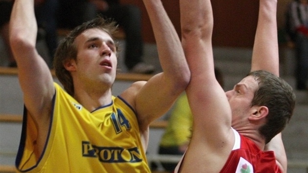 Jakub Krakovič (vlevo) v dresu Zlína zakončuje přes Iva Prachaře z Jindřichova Hradce. Jakub Krakovič (vlevo) v dresu Zlína zakončuje přes Iva Prachaře z Jindřichova Hradce.