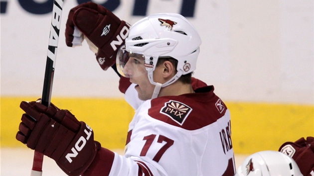 Radim Vrbata (vlevo) a Shane Doan slaví gól Phoenixu Coyotes.