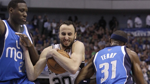 Manu Ginóbili (uprostřed) se San Antonia proniká pod koš Dallasu kolem Jasona Terryho (vpravo) a Dominiqua Jonese. Manu Ginóbili (uprostřed) se San Antonia proniká pod koš Dallasu kolem Jasona Terryho (vpravo) a Dominiqua Jonese.