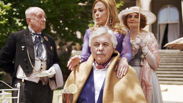 Stanislav Zindulka, Dagmar Havlov, Josef Abrhm a Eva Holubov ve filmu Odchzen (2011) 