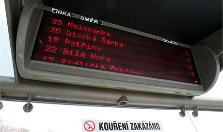 Elektronická cedule je ji namontována u tramvajové zastávky Malostranská.