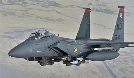 Americká stíhaka F-15 Eagle nad Afghánistánem (archivní snímek z roku 2008)