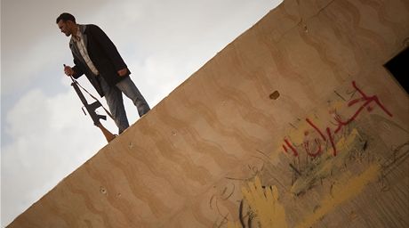 Libyjt povstalci ped mstem Adedabja (22. bezna 2011)