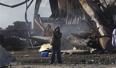 Libyjský reim vzal západní novináe na obhlídku následk bombardování v Tripolisu (22. bezna 2011)