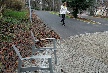 Msc po oteven zrekonstruovanch Mstskch sad v st nad Labem jsou nkter z laviek znien.