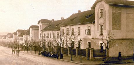 Kolonie rodinnch a bytovch dom, kterou vystavl syn Emila kody Karel 