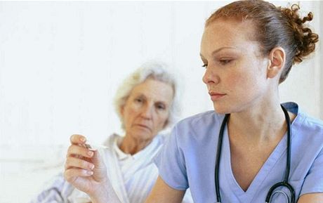 Na zdravotní sestry je nejvíc stíností, lidé s nimi toti nejvíc komunikují. Ilustraní foto.