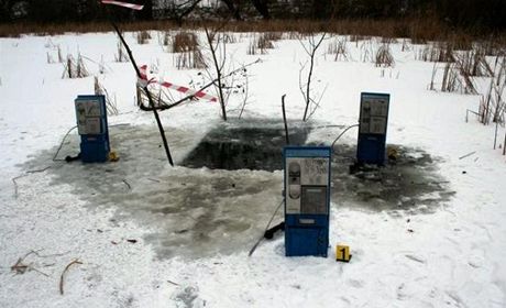 Policisté na Vykovsku dopadli trojici mu, kteí kradli telefonní automaty.