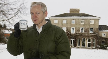 Julian Assange ped doasným domovem ve venkovském sídle Ellingham Hall v anglické obci Bungay (17. prosince 2010)