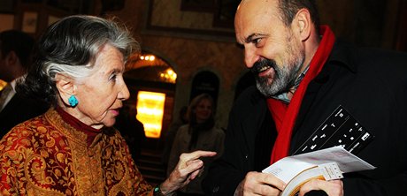 Meda Mldkov s katolickm knzem Tomem Halkem na slavnostn premie filmu...