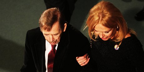 Vclav Havel s manelkou Dagmar na slavnostn premie filmu Odchzen (Praha,...