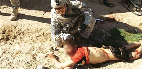 Vojenský specialista Jeremy Morlock pózuje se zabitým afghánským civilistou.