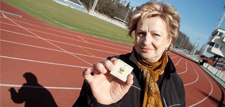 Vra slavsk se zlatm odznakem za absolutn vtzstv na olympijskch hrch v roce 1964 v Tokiu.