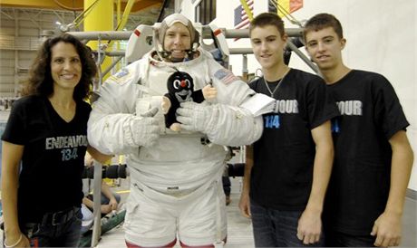 Krteek s astronautem Feustelem a jeho rodinou