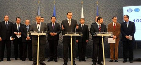 Premiér Petr Neas a ministr zahranií Karel Schwarzenberg si vedou podle dotázaných dobe, ministr vnitra Radek John propadá.