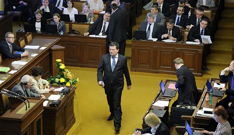 Ministr obrany Alexandr Vondra ped projevem ve Snmovn, v nm piznal spoluodpovdnost za kauzu ProMoPro (24. bezna 2011)