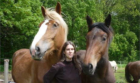 Nevidom Adla perlkov se na zmeckm statku Betislava Suchardy nauila jezdit na koni, dnes u sama kon pro prci s postienmi trnuje. 