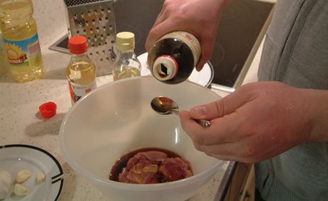 Pprava marindy je velmi jednoduch, ingredience mete promchat i najednou s pidanmi kousky masa.
