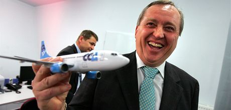 Hubert Pikl ze spolenosti Czech Connect Airlines s modelem letadla Boeing 737-300.