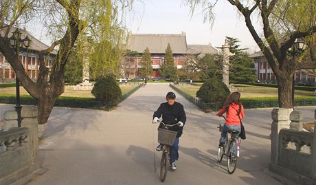 Jedna ze zpravodajských fakult se nachází i v areálu Pekingské univerzity