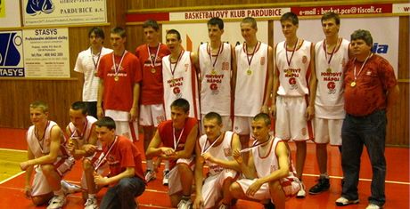 Na zlato z mládenických kategorií jsou v Pardubicích zvyklí. Takto pózovali ampioni do 16 let v roce 2009.