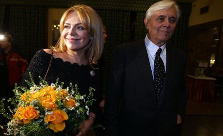 Josef Abrhm s Dagmar Havlovou na slavnostn premie filmu Odchzen (Praha, 22. bezna 2011)