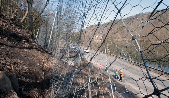 Ochranné sít zabrání padání kamen ze skal na silnici. (Ilustraní snímek)