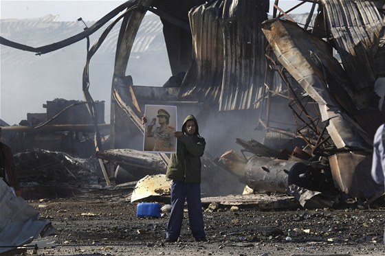 Libyjský reim vzal západní novináe na obhlídku následk bombardování v Tripolisu (22. bezna 2011)