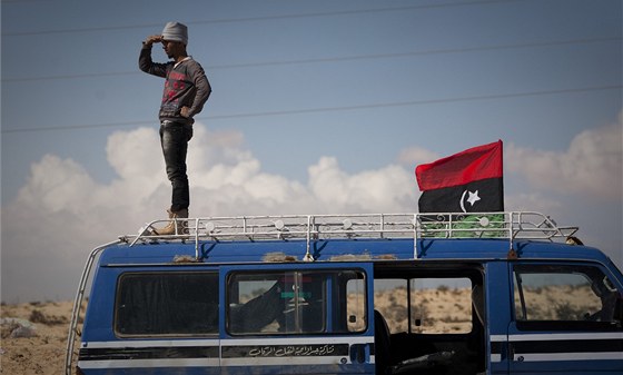 Libyjský povstalec ped mstem Adedábíjá (23. bezna 2011)