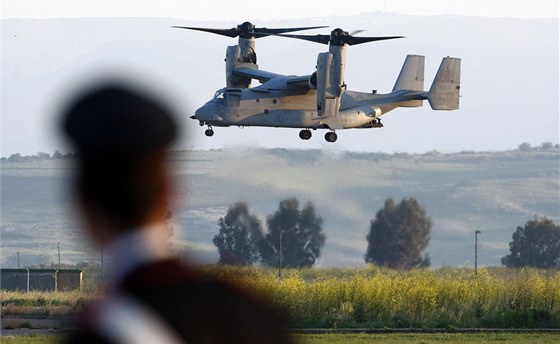 Americký konvertoplán MV-22 Osprey pistává na základn na Sicílii (24. bezna...