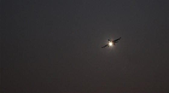 Dánská stíhaka F-16 startuje k misi nad Libyí (24. bezna 2011)