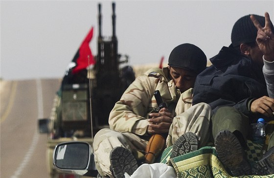 Libyjtí povstalci postupují k ropnému terminálu Rás Lanúf (27. bezna 2011)