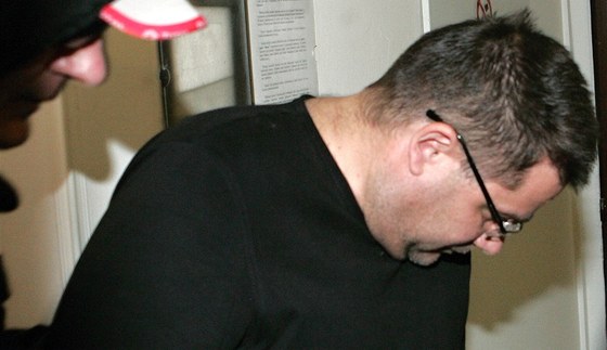 Policisté odvádjí Petra Kunierze do vazby. (24. 3. 2011)