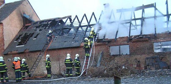 Hasii likvidují poár autodílny v ihli 