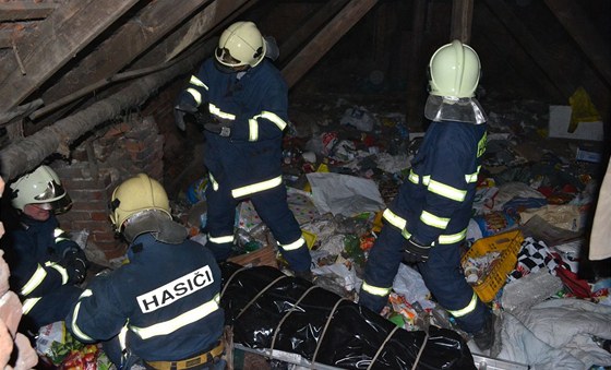 Hasii vynáejí tlo mrtvého mue, které objevili náhodou pi haení poáru oputné budovy v Chebu, kde nocovali bezdomovci
