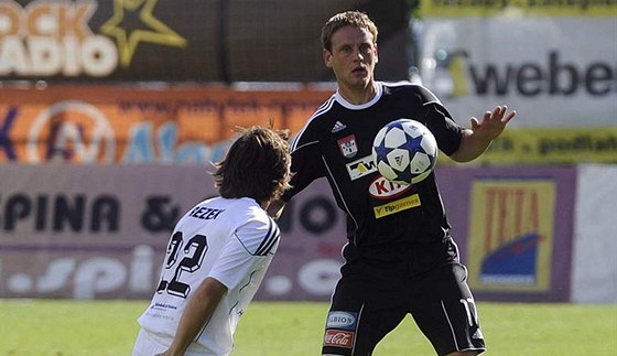 Píbramský fotbalista Stanislav Nohýnek zpracovává mí ped hradeckým Tomáem Rezkem.