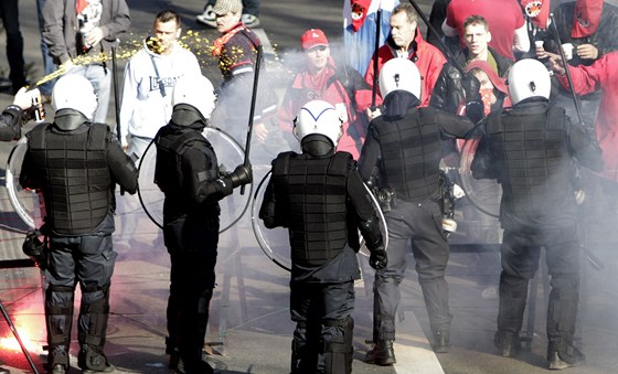 U evropských institucí v Bruselu se stetli demonstranti s policií (24. bezen 2011)