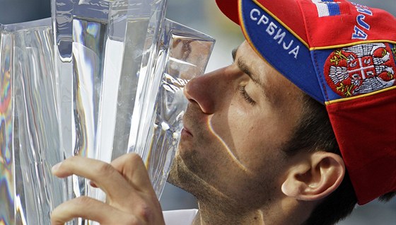 Novak Djokovi s trofejí za triumf v Indian Wells