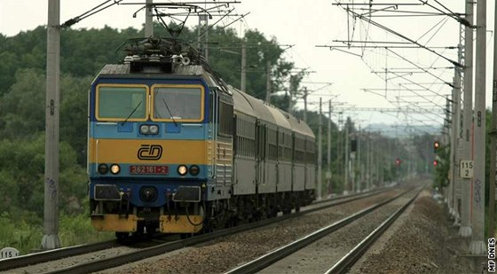 Vlaky na frekventované trati mezi Brnem a Beclaví