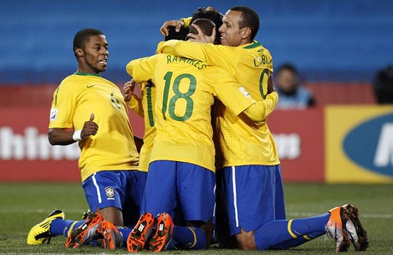 Braziltí fotbalisté se radují, osmifinále s Chile zvládli na výbornou