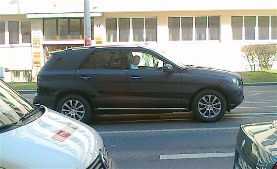 Nov Mercedes ML na testech v Praze