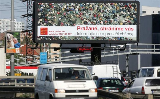 Billboardy kolem silnic odkazují na magistrátní web a bezplatnou infolinku