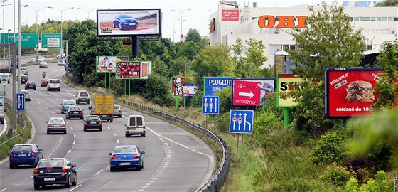 Billboardy stojí u eských silnic leckdy i tam, kde být nemají. U Prostjova se objevil naerno postavený megabillboard na kiovatce okamit po dokonení její pestavby. (Ilustraní snímek)