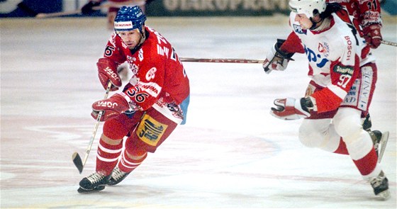 eskobudjovický hokejista Miroslav Barus uniká kapitánu Slavie Vladimíru Rikovi. (26. února 1999)