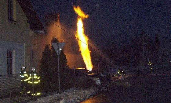 Hasii museli v Tinci-Oldichovicích likvidovat plameny z peraené pípojky plynu.