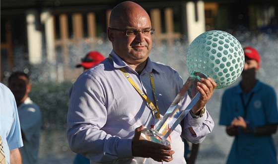 Stephen John Alexander Flanagan s trofejí pro vítze Czech Open 2010.