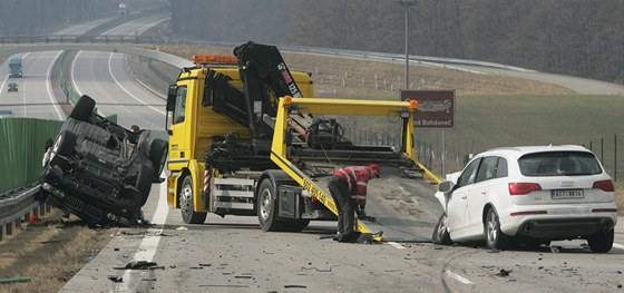 Kolize tí aut a dodávky na dálnici D11 u Dobenic (23. bezna 2011)